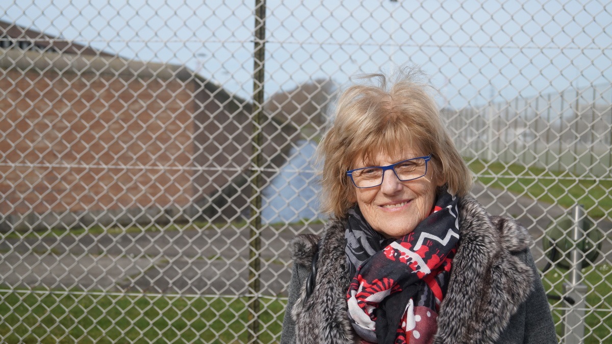 Nancy De Maesschalck aan de gevangenis van Brugge waar ze wekelijks met gedetineerden gaat praten. Foto: Miro Knudde