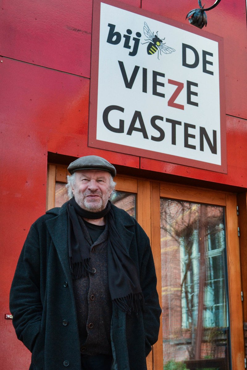 Mong voor de ingang van Bij De Vieze Gasten