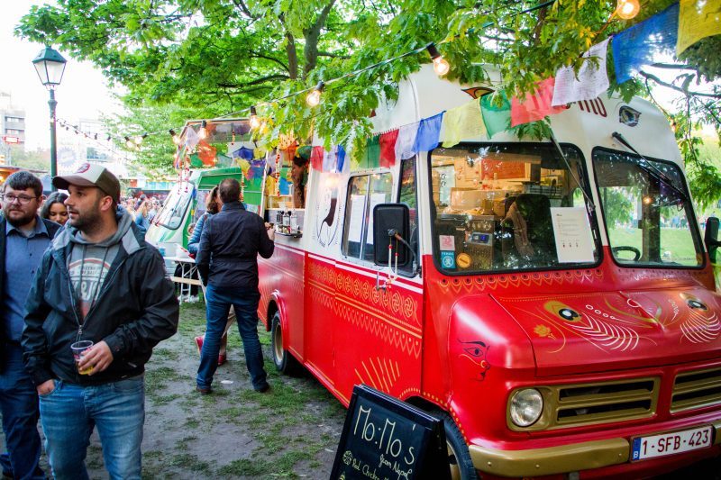 Aan kleurrijke foodtrucks geen gebrek