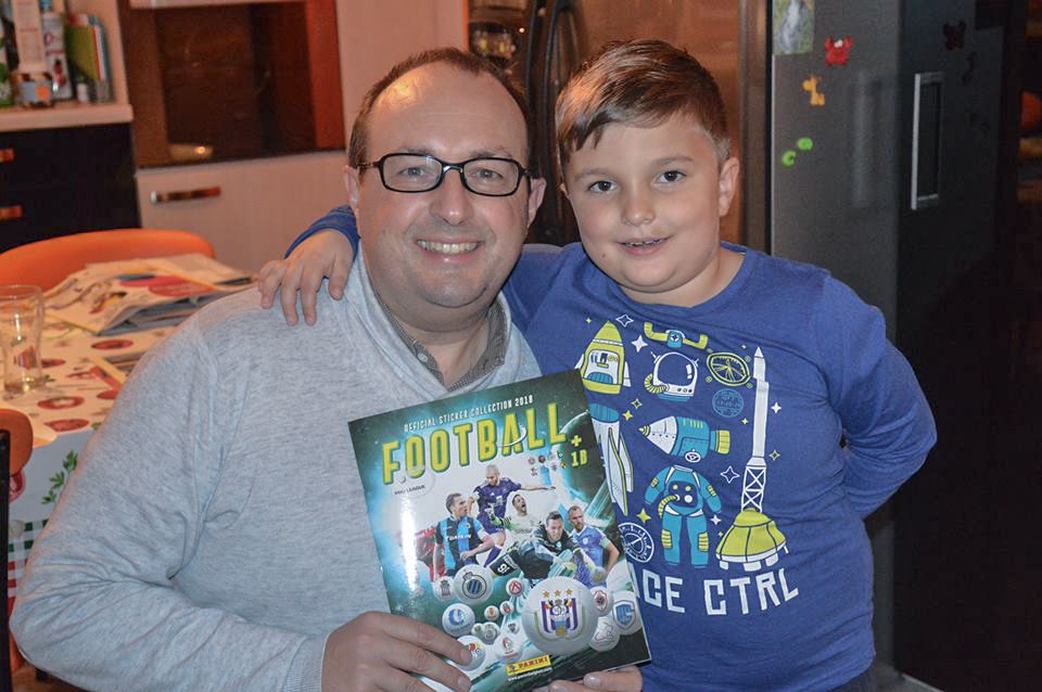 Vincent en zijn zoon poseren trots met het album
