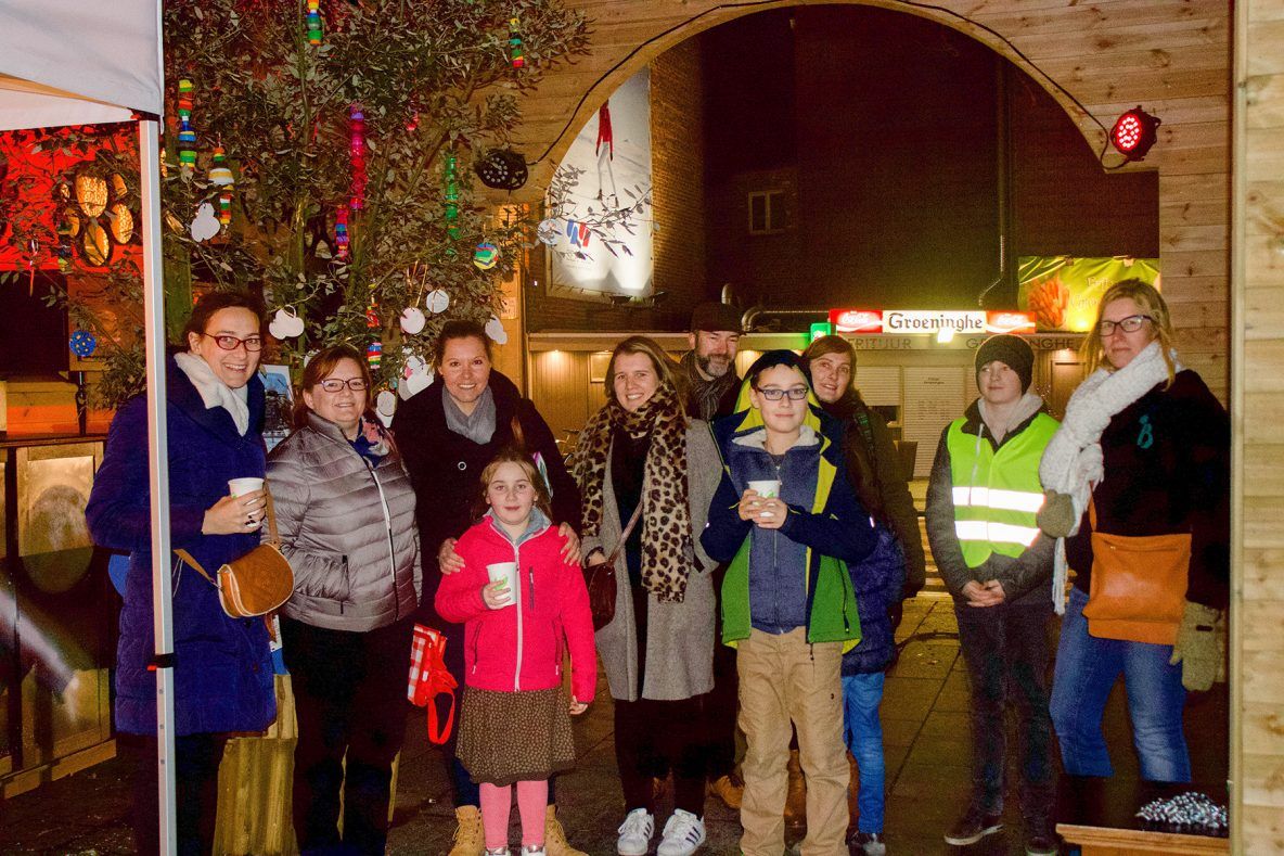 Leerlingen en leerkrachten van methodeschool Bloei! op MarcT de Triomphe in Kortrijk