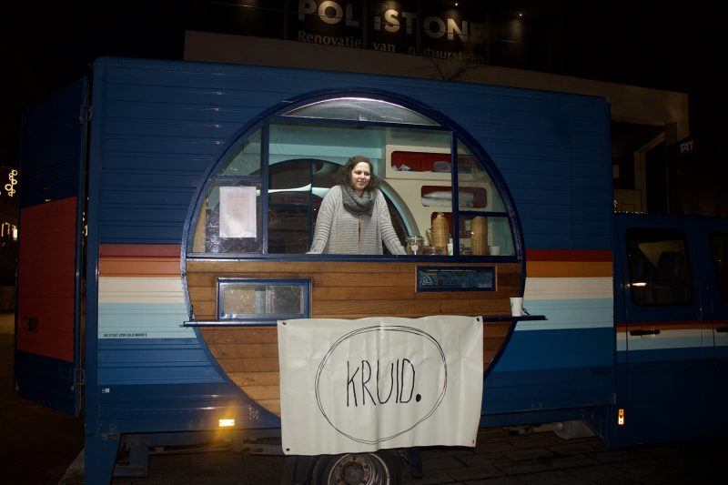 Eline Charles in de foodtruck met haar eigen thee