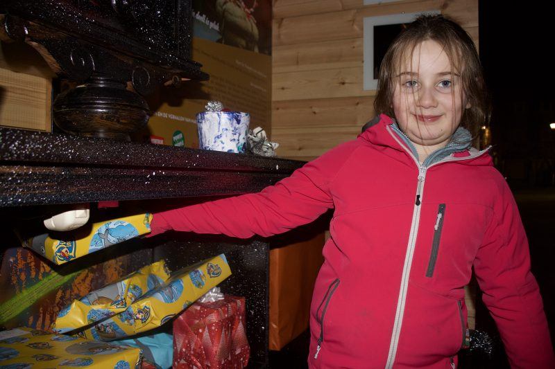 Leerling Mira legt een cadeautje in de kast