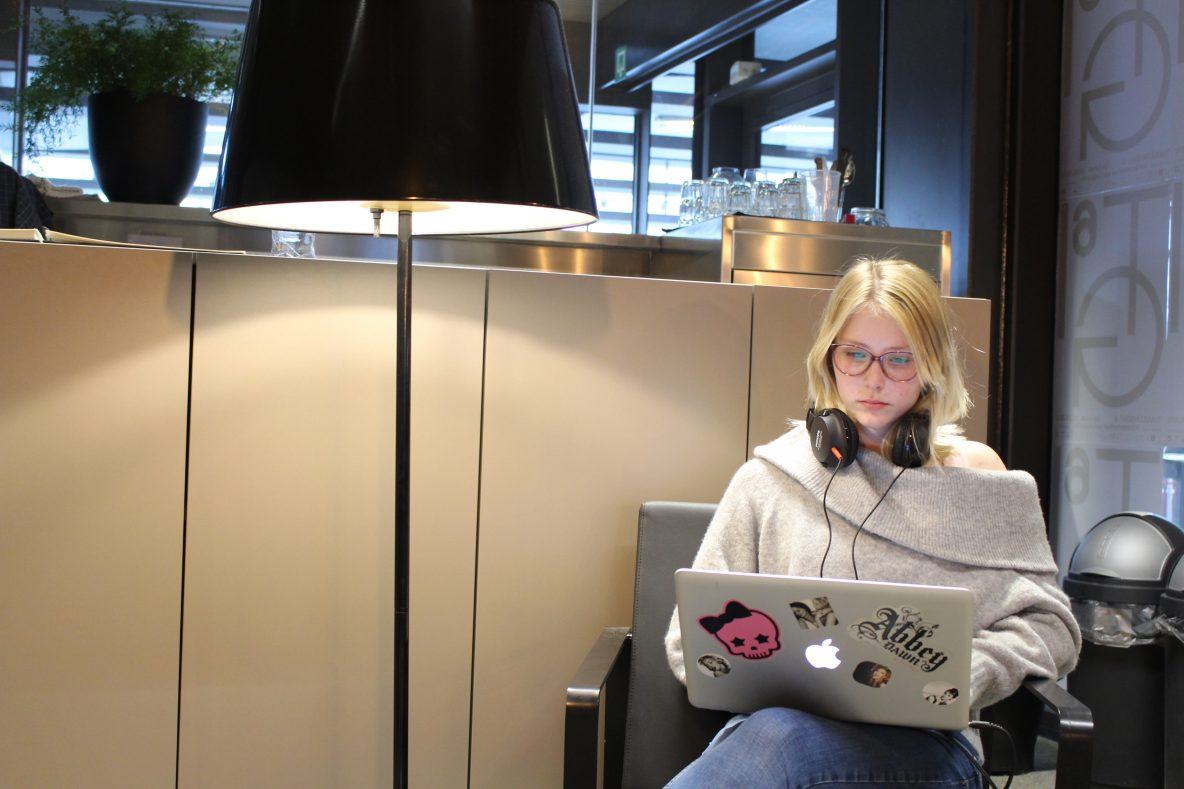 Ikzelf(Maritsa van Iterson) die in een zetel zit met mijn computer en hoofdtelefoon. Ik doe redactiewerk voor de uitzending van Vers Geperst.