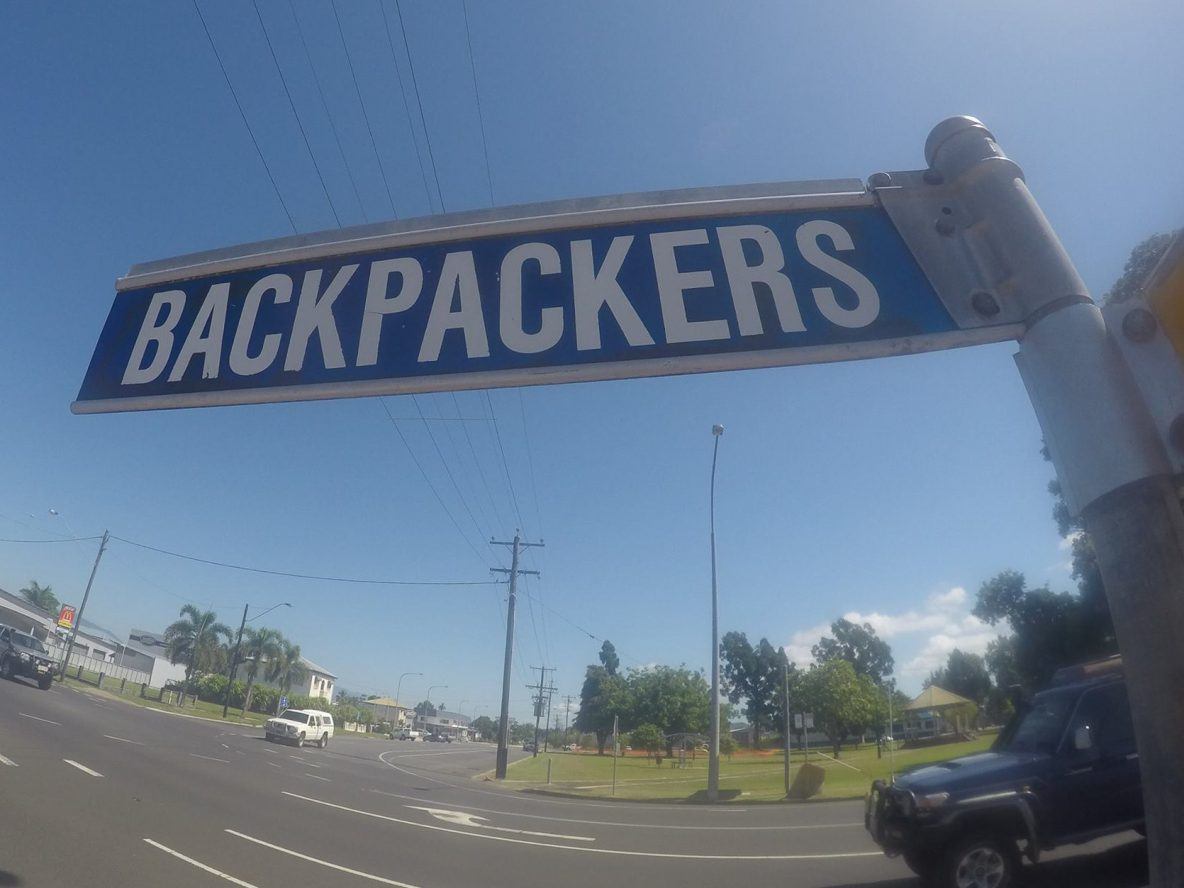 Straat vol backpackers
