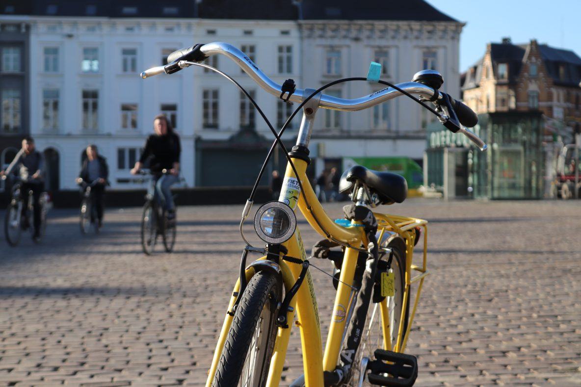 Gele stadsfiets