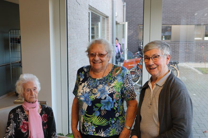 Zuster Rita (rechts) komt dagelijks een kijkje nemen bij de bewoners, al is het voor een goede babbel