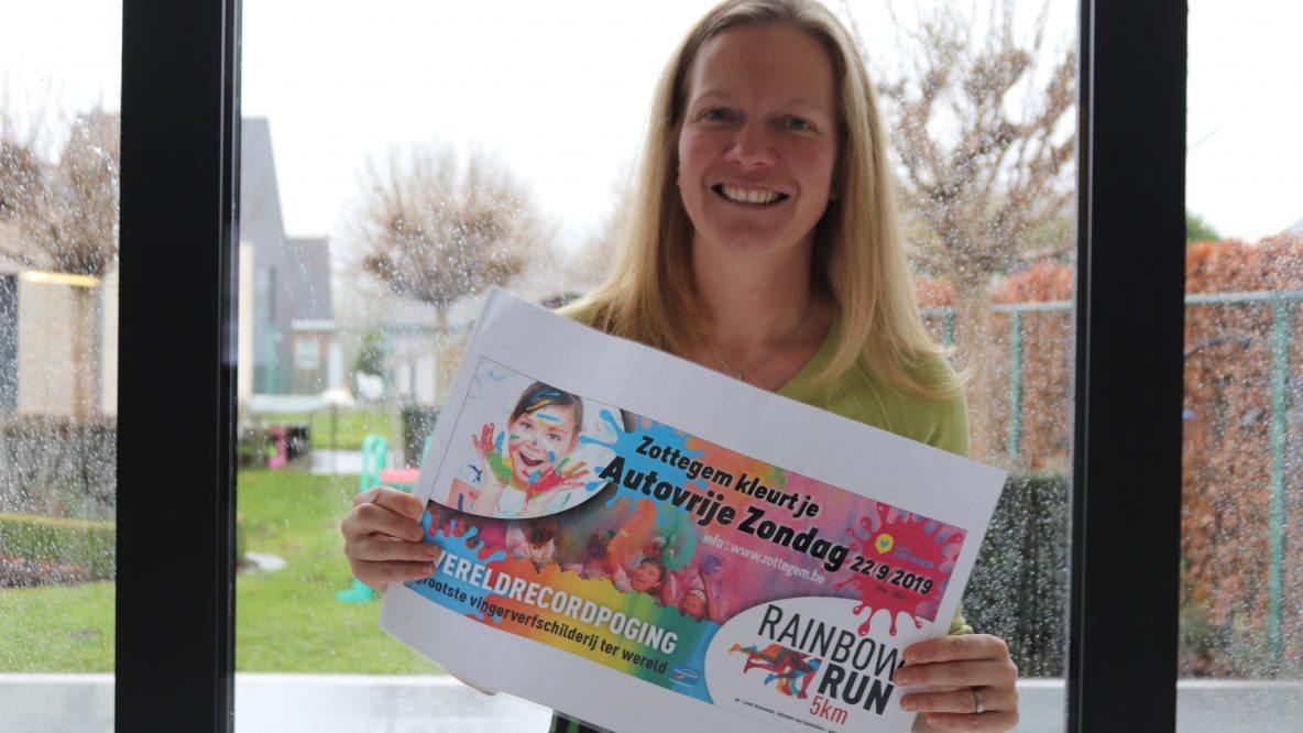 Leen Goossens met de (mogelijk) nieuwe affiche van Autovrije Zondag