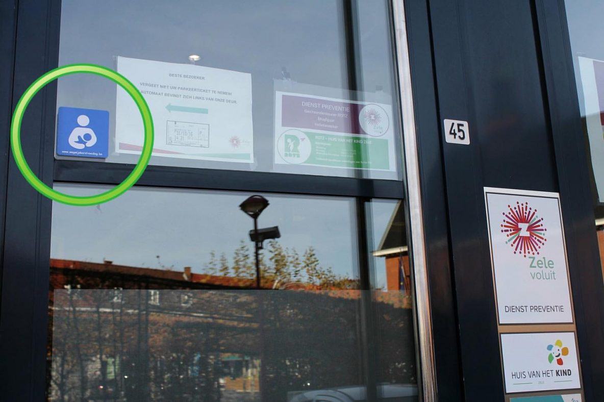 De sticker die duidelijk maakt dat Rotz officieel een borstvoedingspunt is.