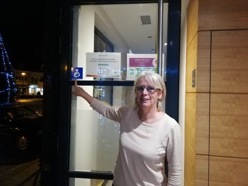 Marleen Verhas, gezinsondersteuner bij Rotz, wijst de sticker aan.