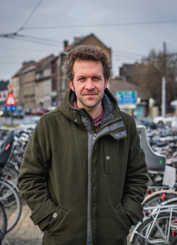 Joeri Thijs in de fietsenstalling in het station van zijn thuisstad Gent.