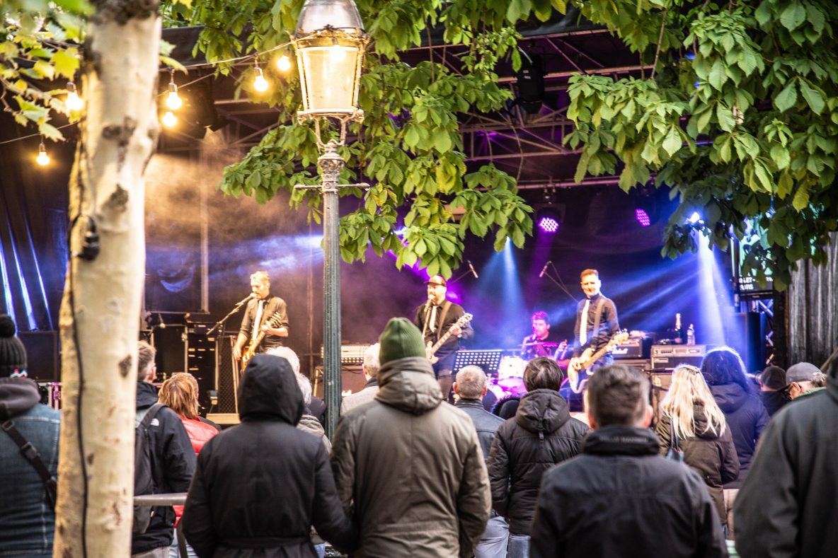De band BOUViER treedt op op de Burg in Brugge