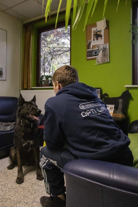 Mathis met zijn hond Taxi in de CAT-living. Daar kunnen de patiënten ongestoord wat tijd doorbrengen met hun hond. (FOTO: Stéphanie Van Laethem)