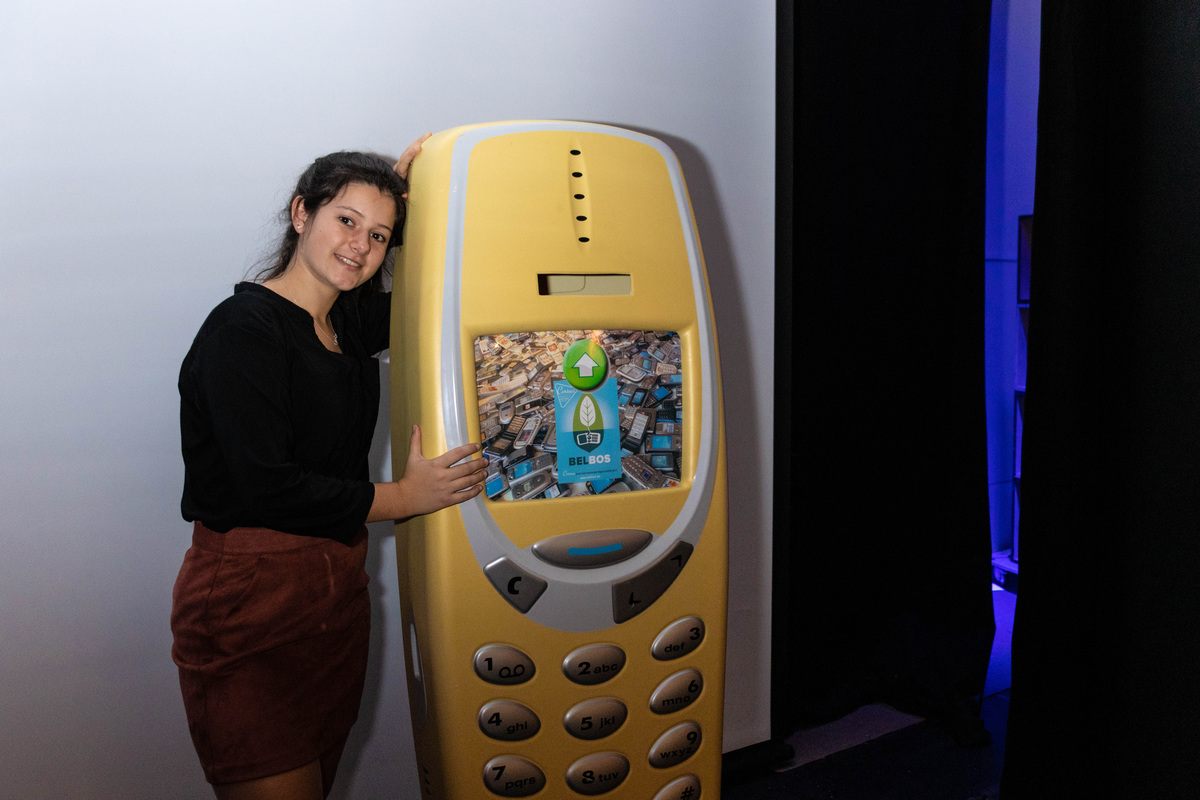 “Toneelles geven aan kinderen geeft mij ontzettend veel voldoening,” vertelt Lieselotte, terwijl ze poseert naast een attribuut van het kindertheater.  (Foto: Laurane Berkein)