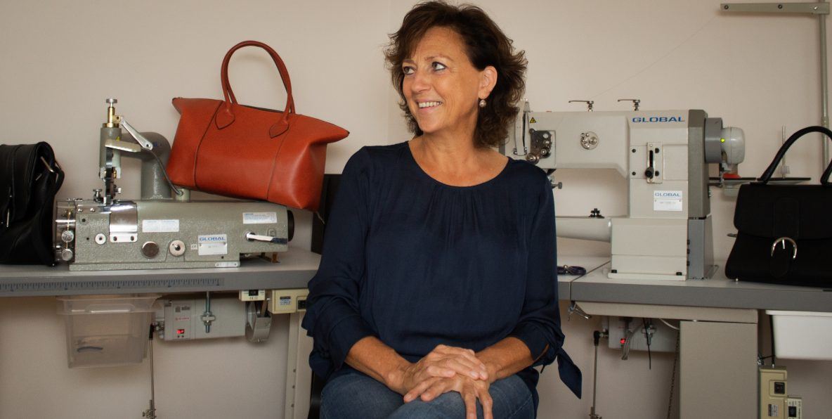 Helena Sergooris poseert in haar hobbykamer met zelfgemaakte handtassen.