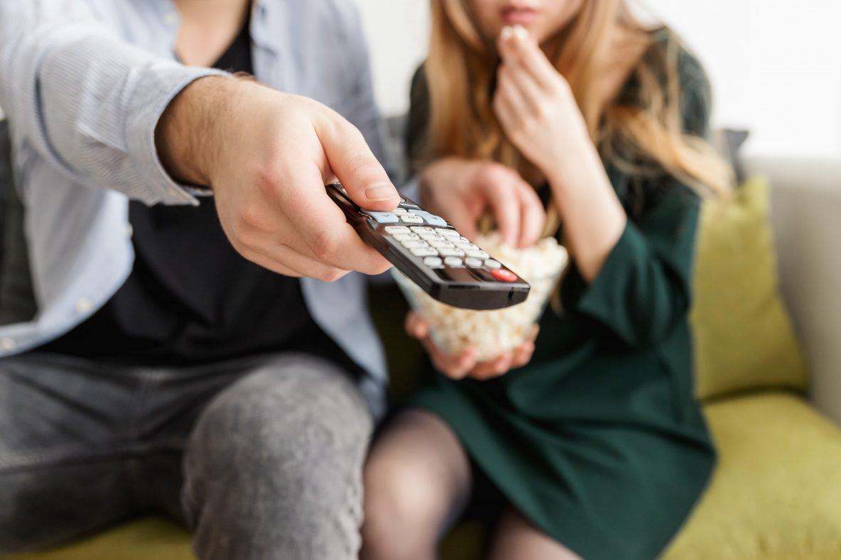 Film bekijken - afstandsbediening in de hand