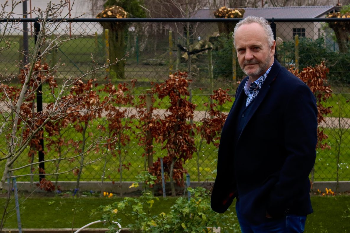 Peter Verhamme poseert in zijn tuin