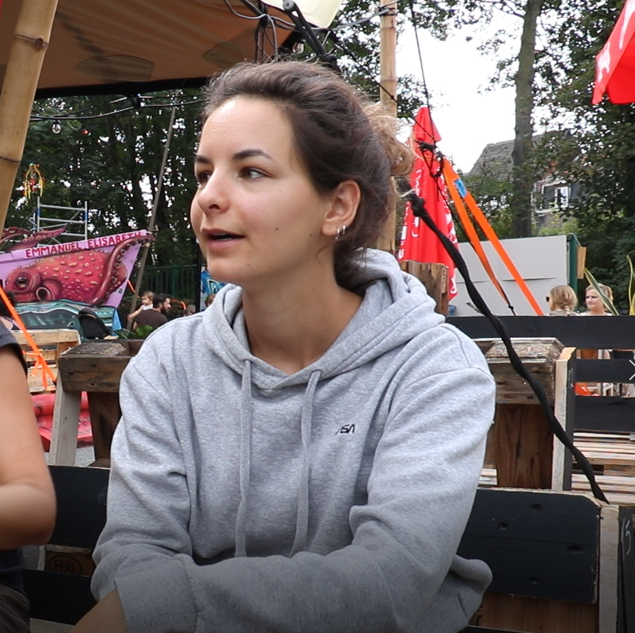 Jong meisje zit in de zomerbar
