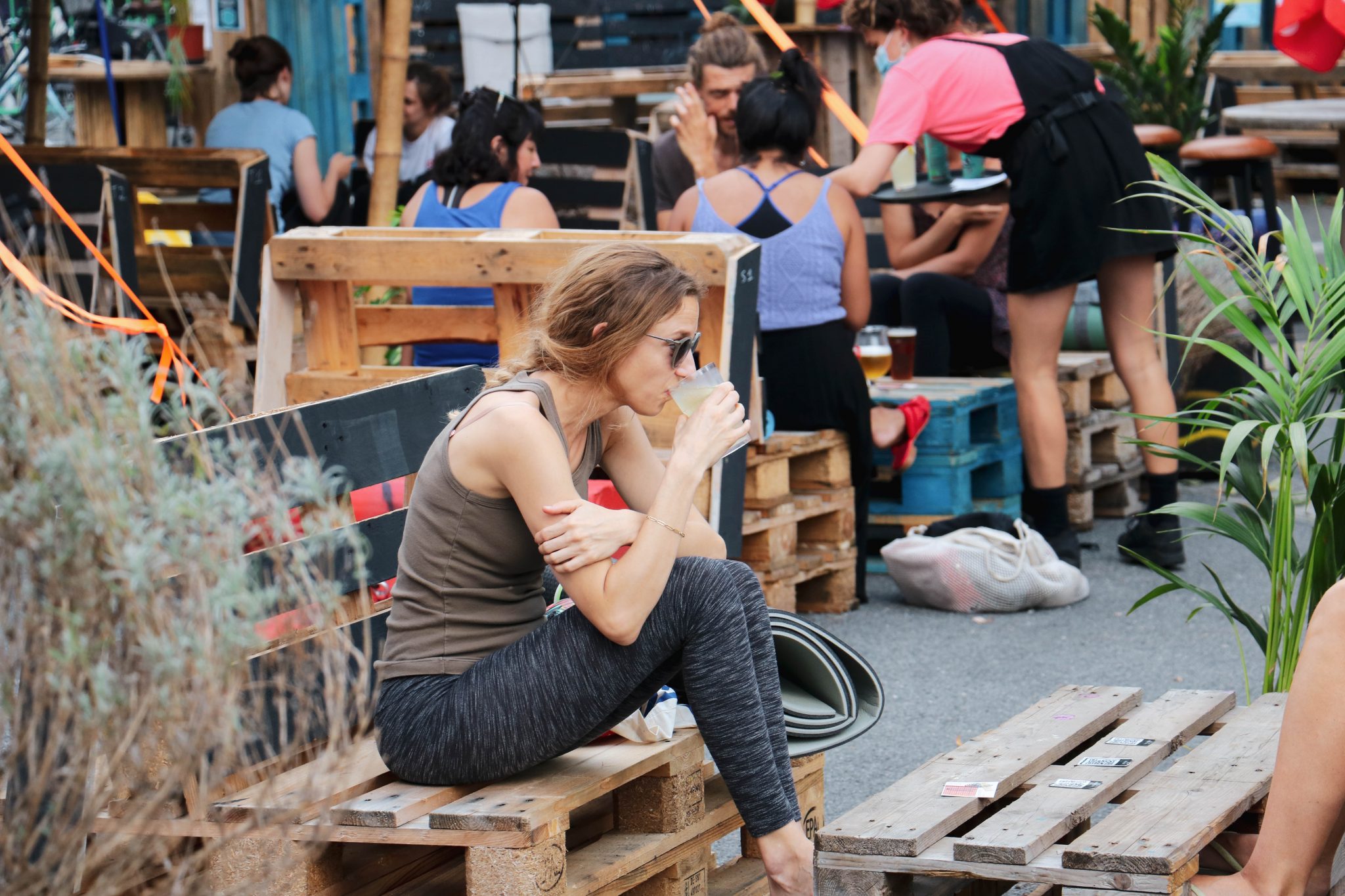 Mevrouw drinkt in de zomerbar