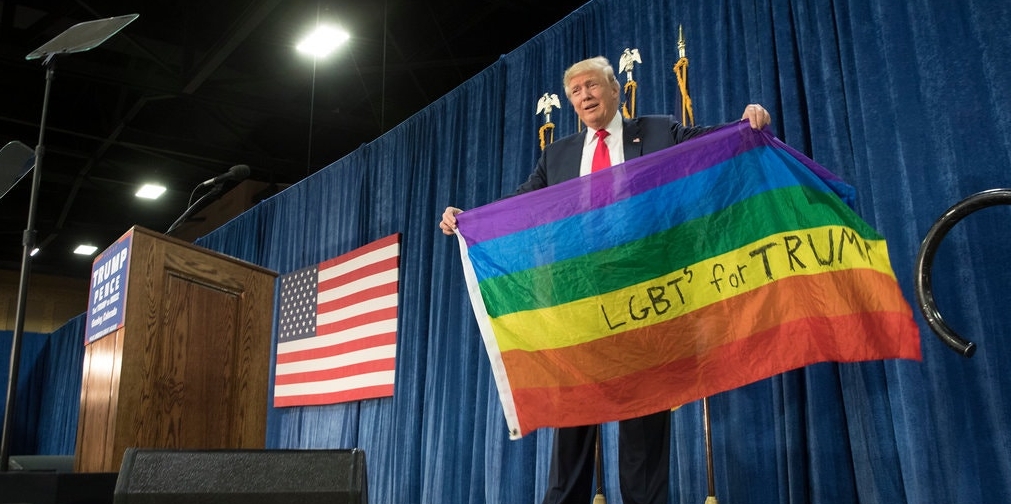 Trump houdt een lgtbq-vlag vast-Steven Crowley via The New York Times