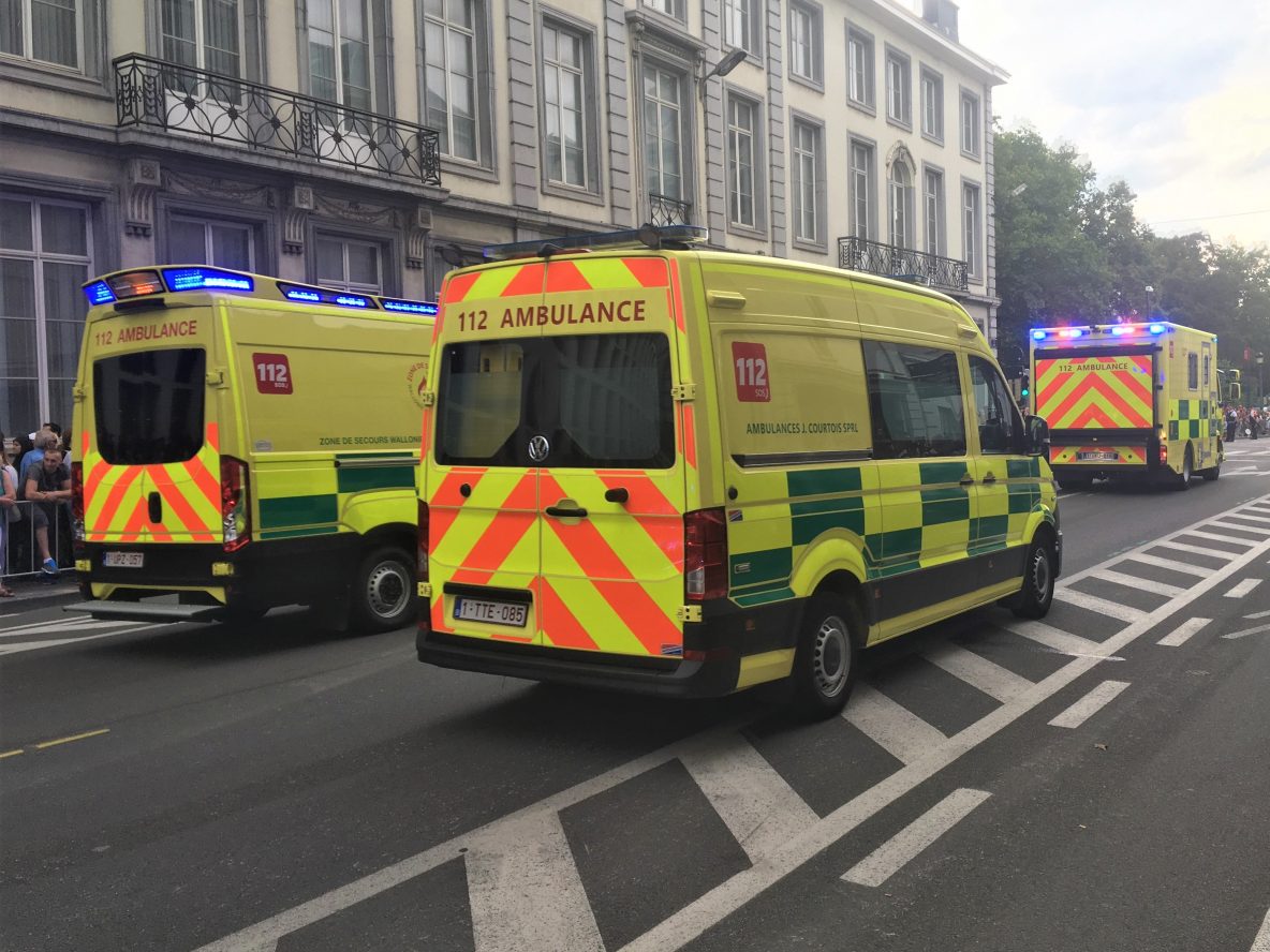 Ambulance met zwaailichten.