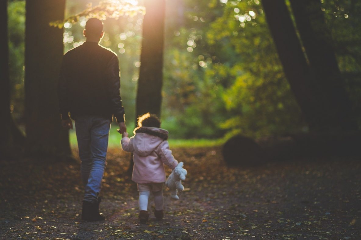Man met dochter in het bos