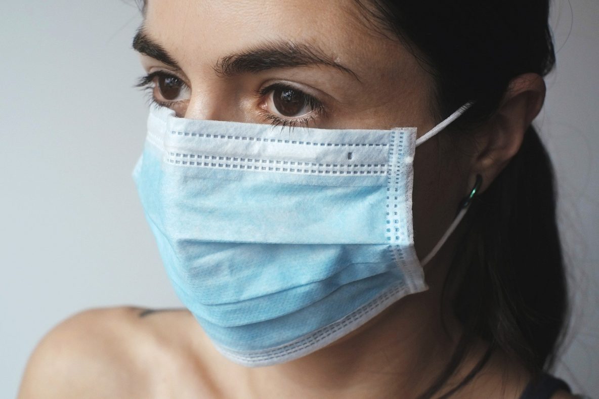 Dame met mondmasker