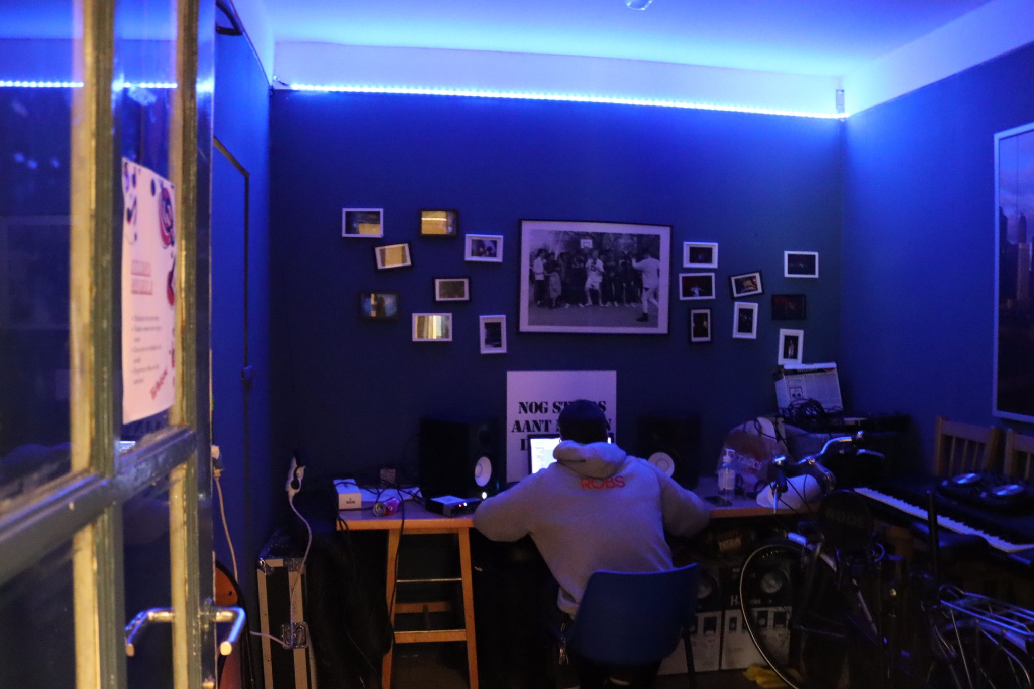De Muziekstudio in Keizerpand waar de jongeren vrij musiceren. (FOTO Kathlyn Brans)