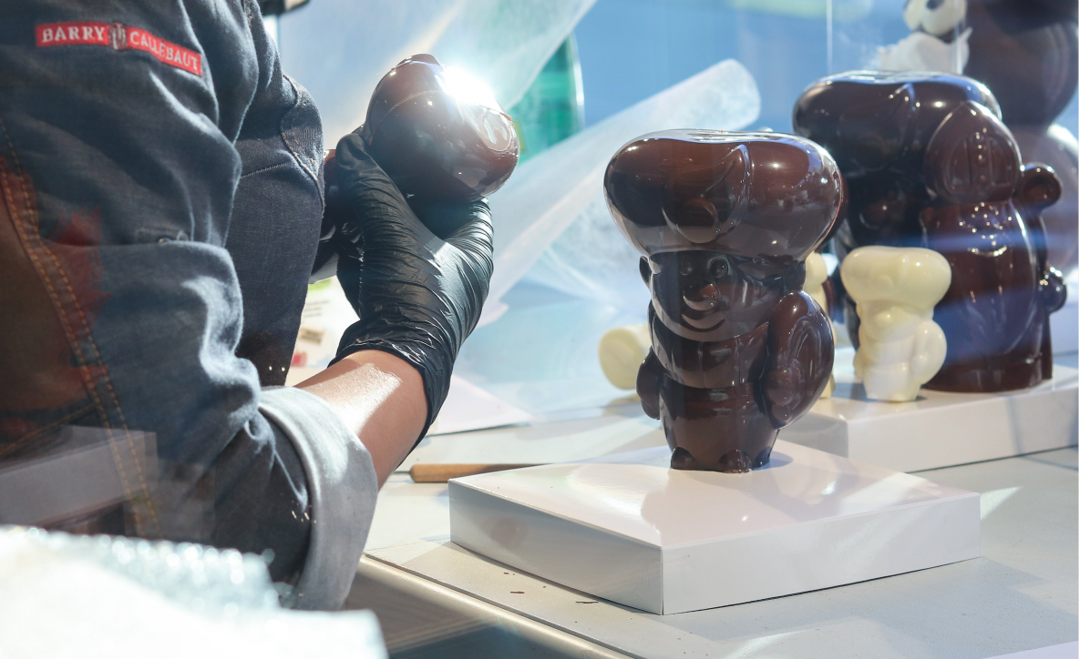 Het chocoladepietje lacht de klanten vriendelijk toe - Foto: Kaat Baeyens