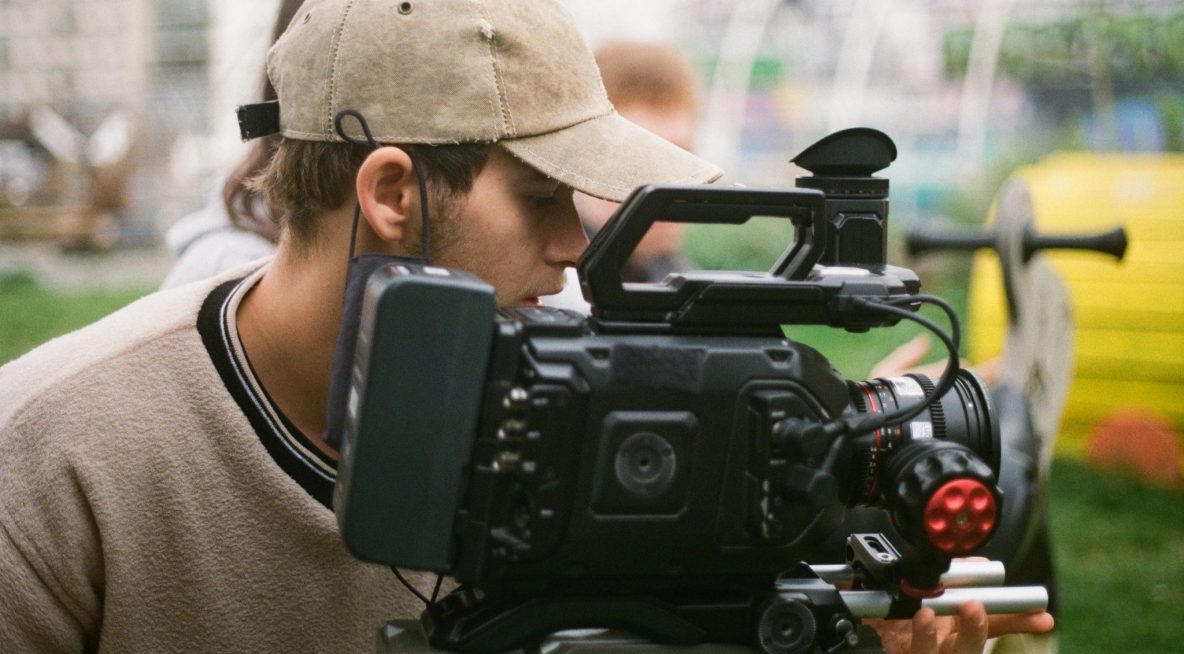 Arthur Zwartjes aan het werk met een URSA mini filmcamera - FOTO: Celine Camerlynck