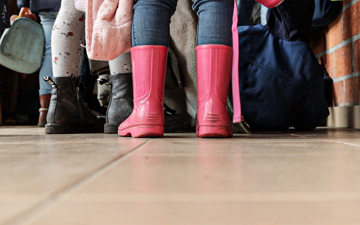Roze botjes in de gangen van de kleuterklas