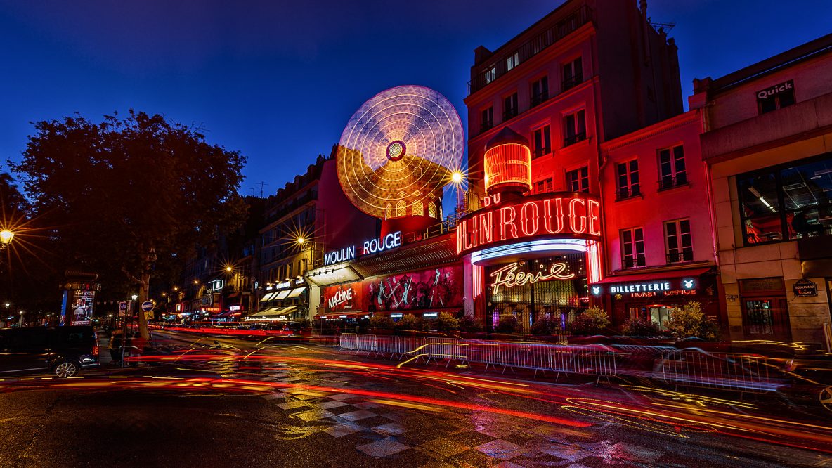 Mouliin Rouge als de avond valt