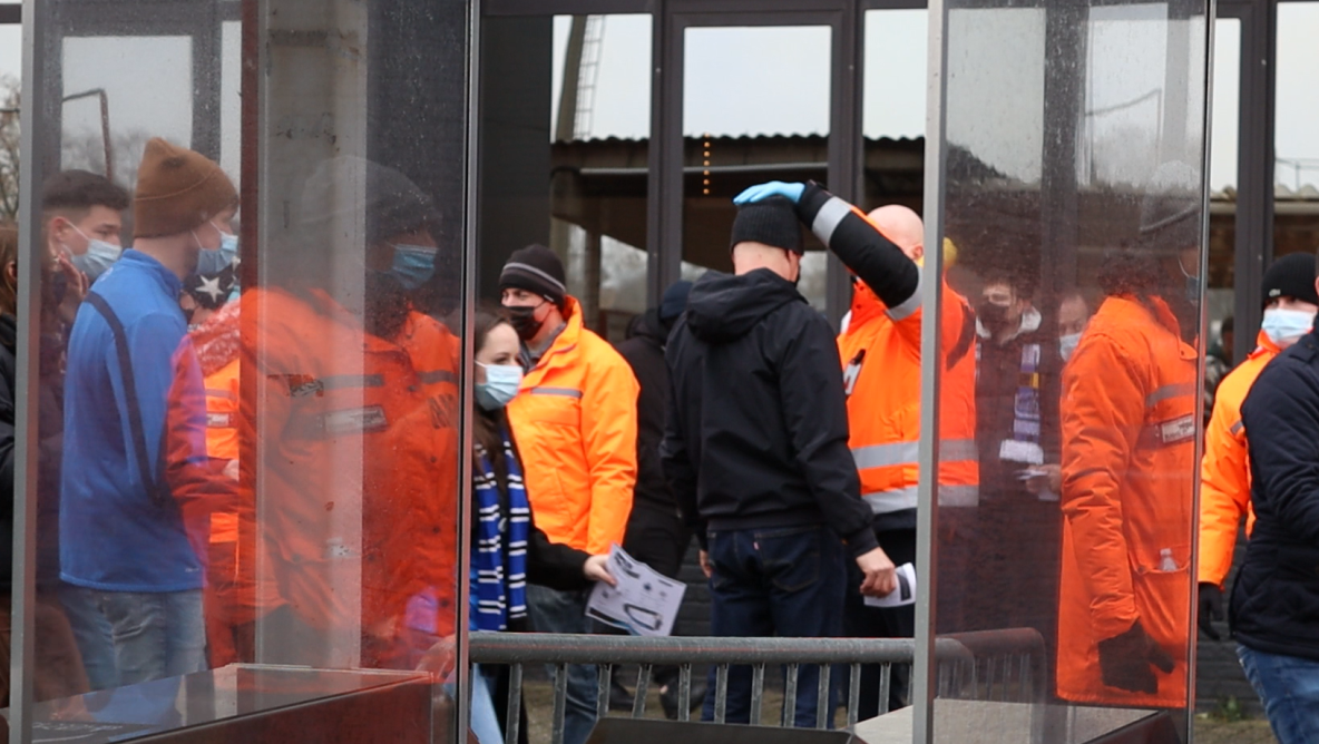 Steward van Club Brugge fouilleert een supporter voor de wedstrijd. (Foto: Stan Deseure)