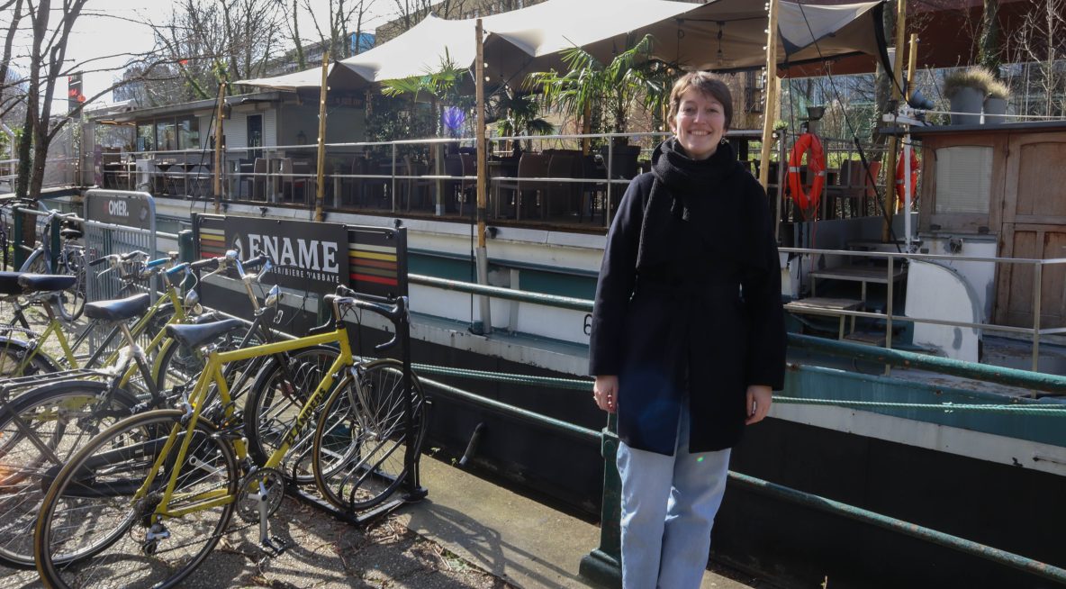 Jente aan het café De Planck. Foto: Yéline Lee