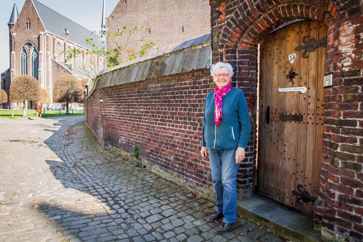 vrouw aan voordeur met zicht op straat.