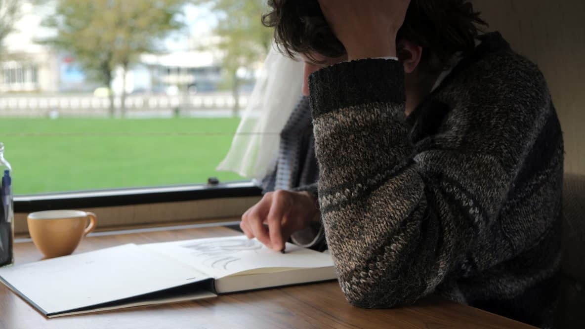 Jonas creatief aan het werk (Foto: Chloë Van Orden)