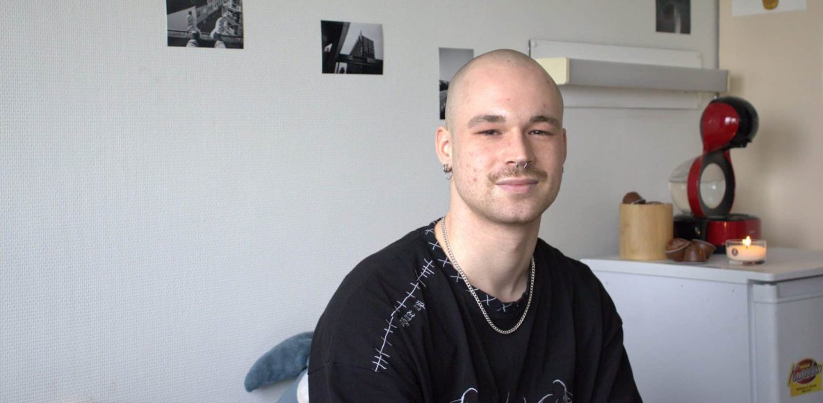 Portretfoto van Simon De Sutter in zijn studentenkot.