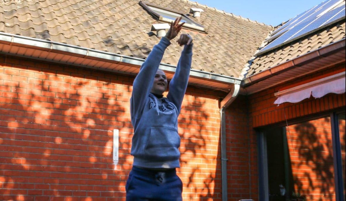 Topsportstudente werpt basketbal