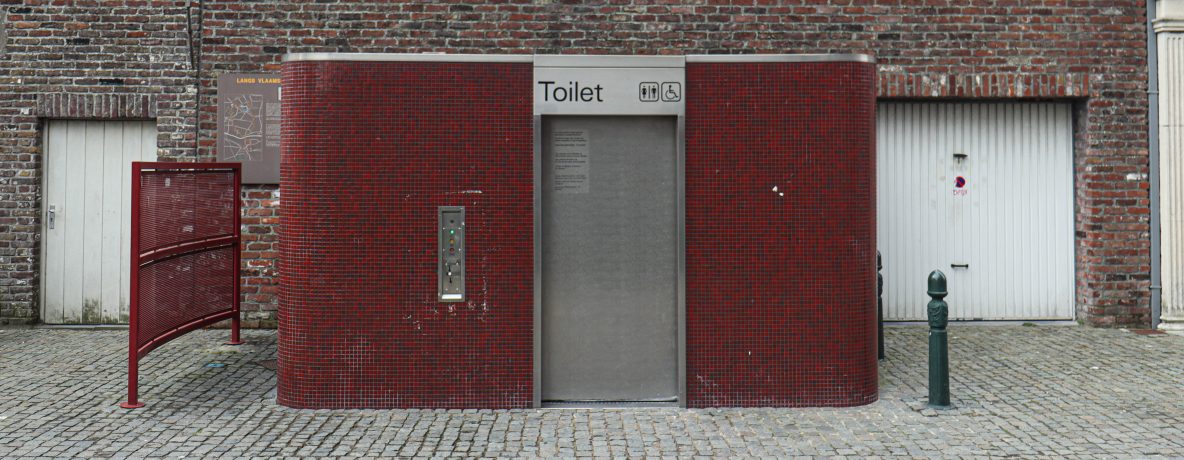 Openbaar toilet aan het gemeentehuis van Eeklo (foto: lennert lancksweerd)