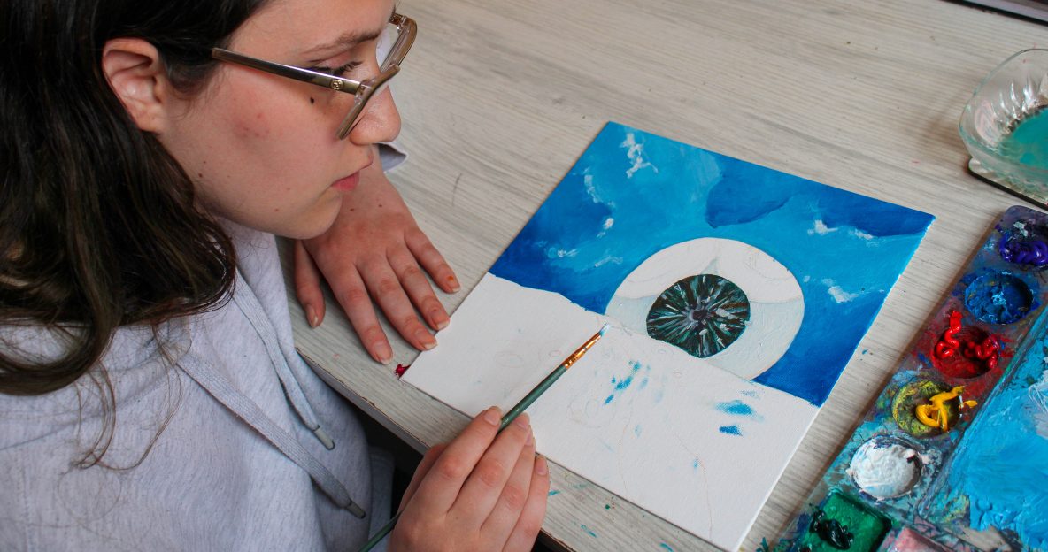 Alexandra Volintiru maakt een nieuw kunstwerk (foto: Isaura Aps)