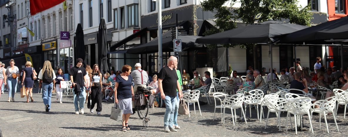 Veel volk op grote markt in Aalst. (Foto: Elias Chakrouni)