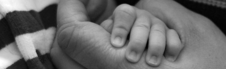Babyhandjes (FOTO: CREATIVE COMMONS - HANDS - MARK BONICA - CC BY 2.0)