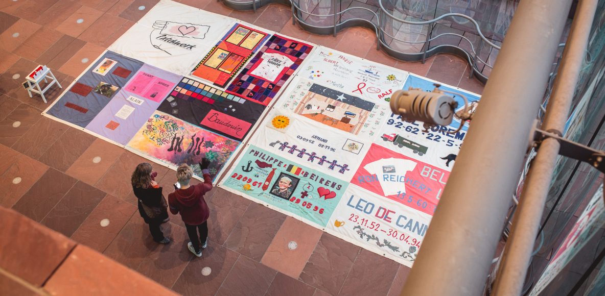 Gedenkdoeken voor mensen overleden aan de gevolgen van aids, in het MAS (foto: MAS)