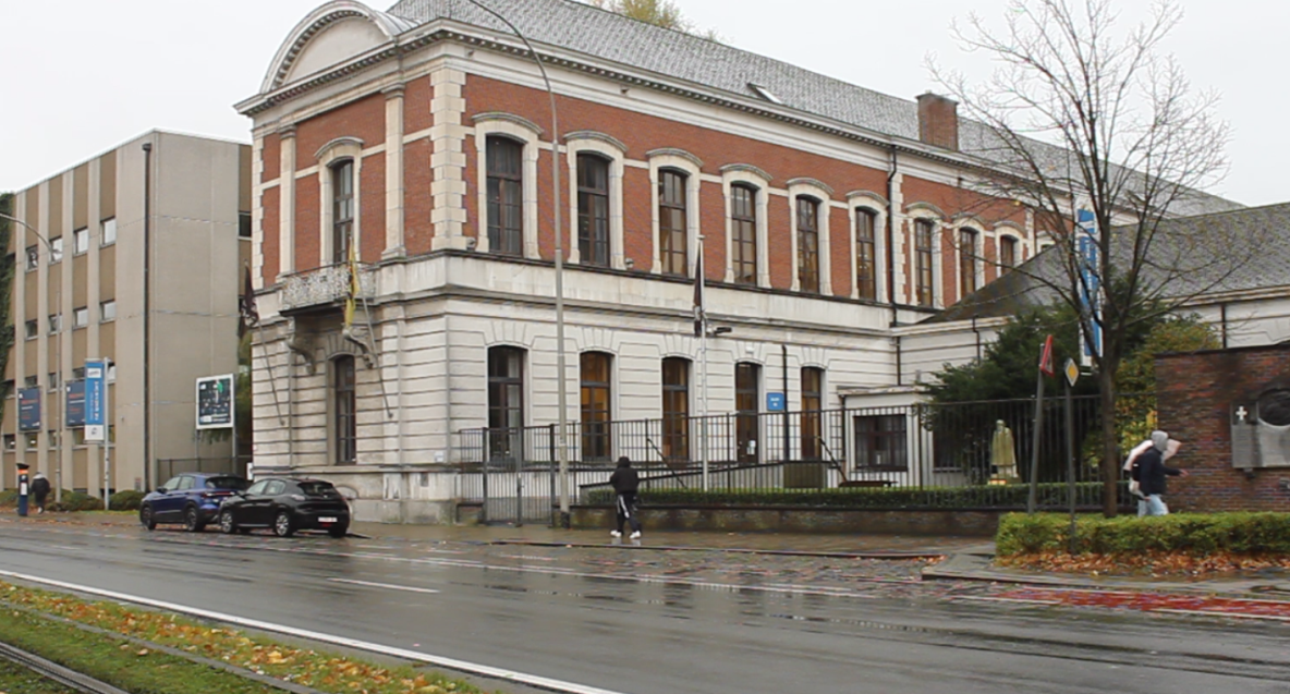 Het vroegere jongensweeshuis, nu een stadsschool (foto: Elena Schellens)