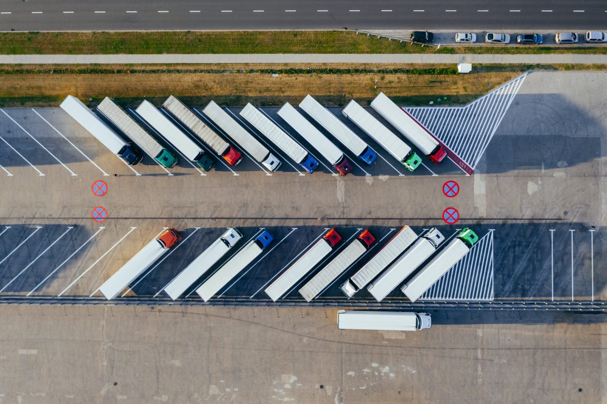 Geparkeerde vrachtwagens