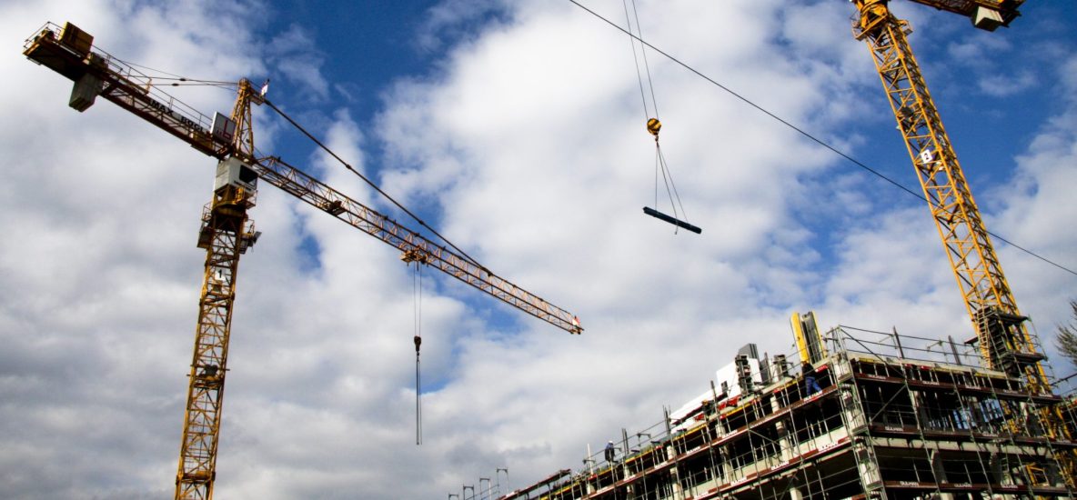 Een bouwsite waar aan nieuwe woningen wordt gewerkt
