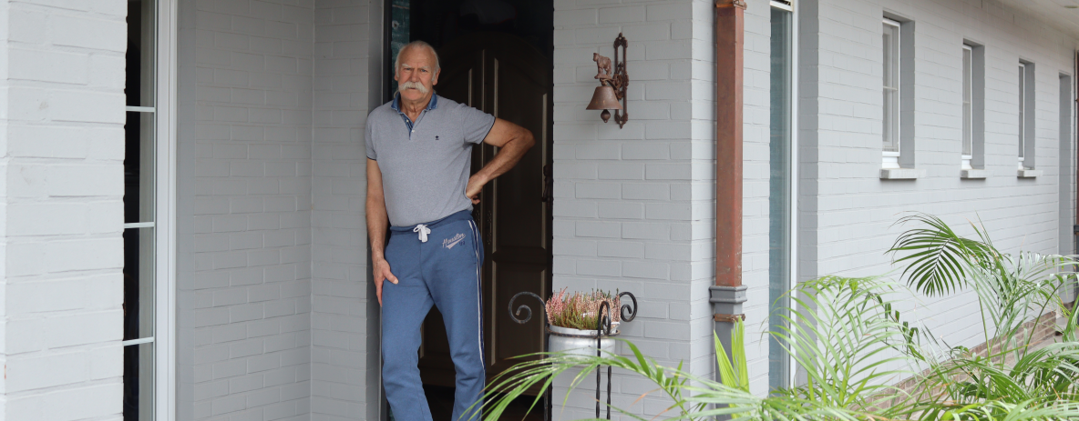 Ludwig De Wispelaere aan de voordeur van zijn huis in de groene Kasteelstraat